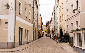 Moderne Stadtwohnung An Der Fussgaengerzone, Smart Tv, Kingsize-Bett, Couch, Kueche